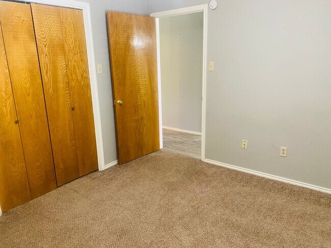 Building Photo - 3 bed 2 bath 2 car garage! Self Showing