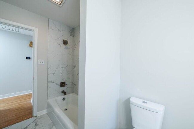 Building Photo - Newly remodeled 3/2.5