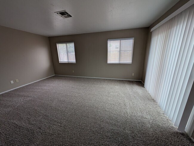 Building Photo - 3 bedroom 2 Bathroom Home