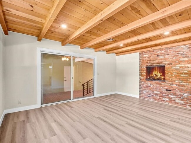 Building Photo - Welcome to this charming 3-bedroom, 2-bath...