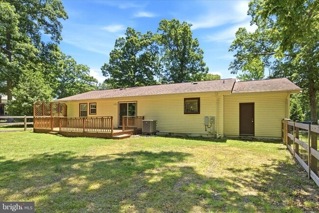 Building Photo - 45320 Barefoot Dr