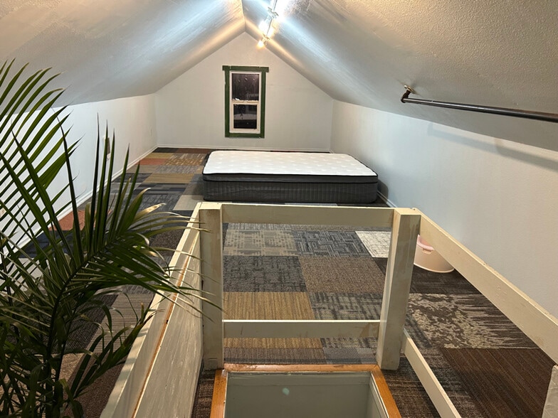 Building Photo - 6405 SE 97th Ave