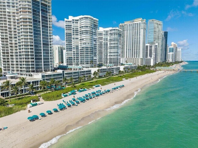 Building Photo - 16425 Collins Ave
