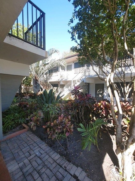 Building Photo - 23 NE 23rd Ave