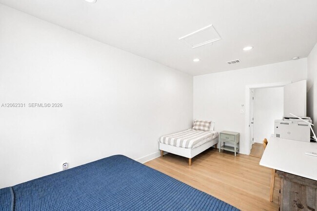 Building Photo - 10801 Peachtree Dr