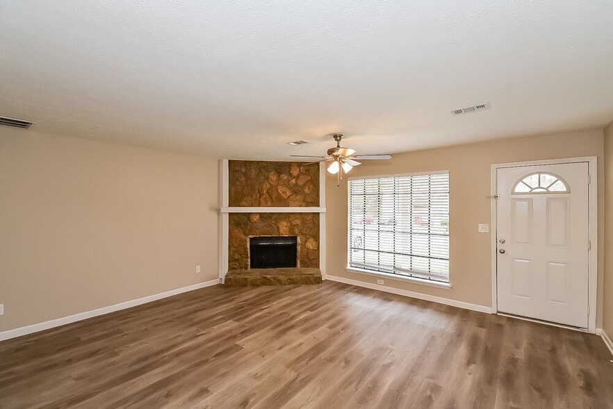 Building Photo - 306 River Chase Dr