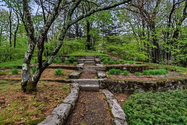 Building Photo - 12 Summit Rd