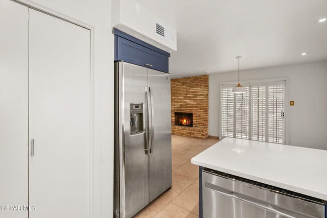 Building Photo - 350 Thunderbird Dr