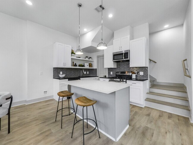 Building Photo - 2410 Vaughn St