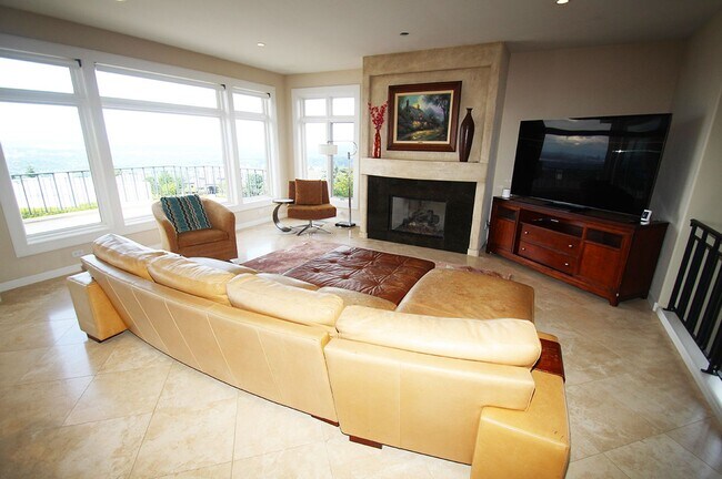 Building Photo - LUXURY 4 BEDROOM BELLEVUE HOME IN ‘THE SUMMIT’ W AMAZING VIEWS!