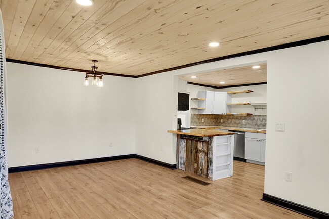 Building Photo - $1,495.00, 1-bed, 1-bath newly renovated l...