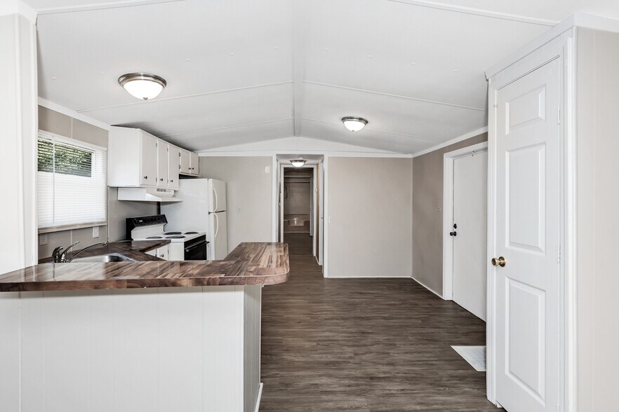 Building Photo - 2303 Highway 20