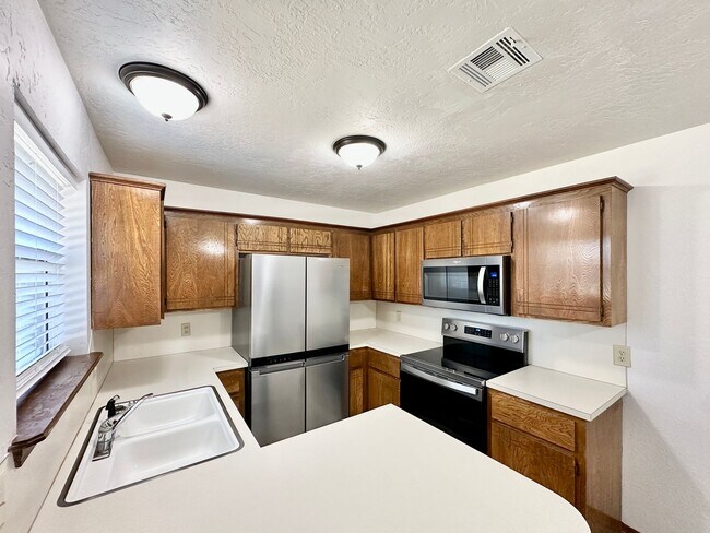 Building Photo - 2502 NE Kingsbriar Pl