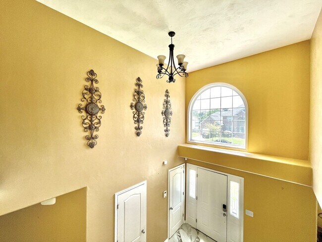 Building Photo - Beautiful large Castleton home