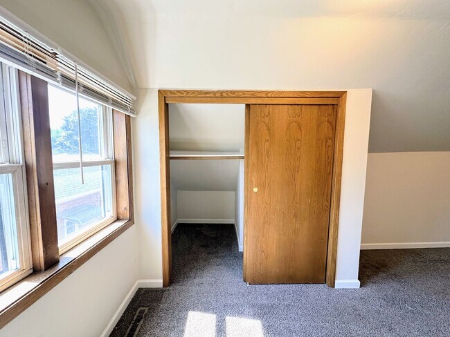 Building Photo - 1628 Deckner Ave