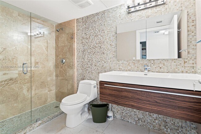 Building Photo - 16699 Collins Ave