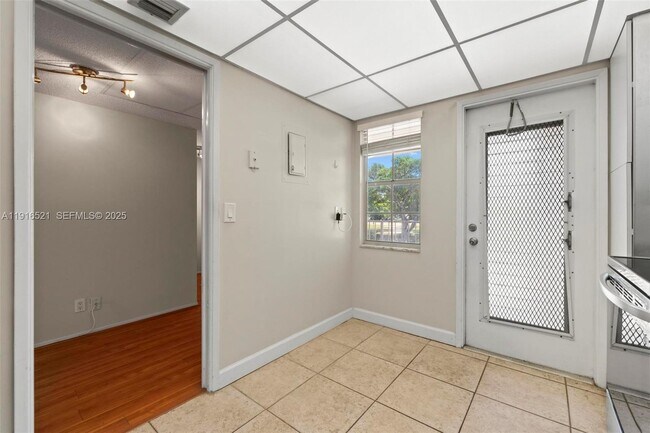 Building Photo - 2851 S Palm Aire Dr