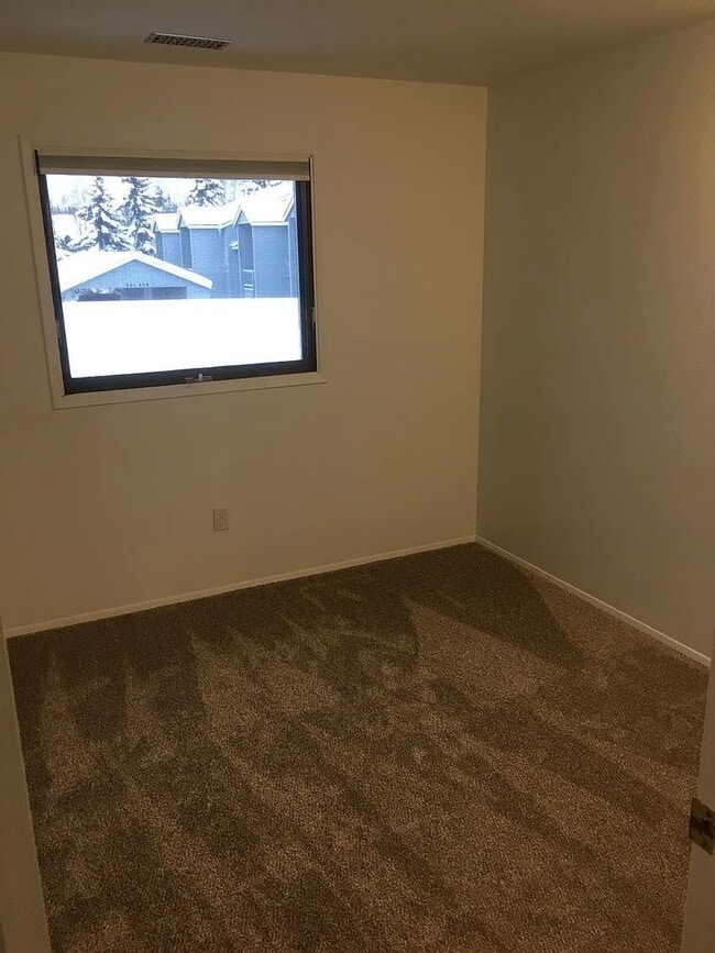 Building Photo - 2 Bedroom, 1 Bath Condo in South Anchorage