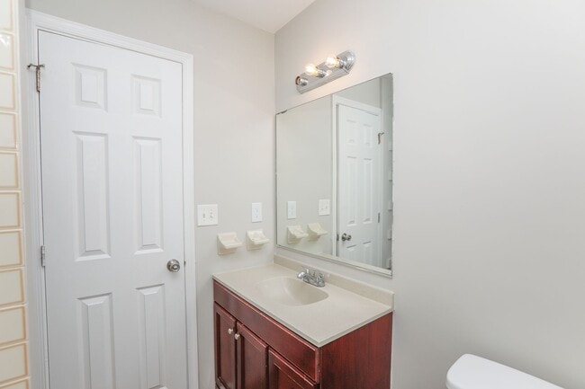 Building Photo - Charming Townhouse in Virginia Beach