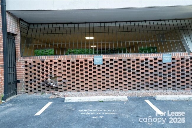 Building Photo - 224 N Poplar St