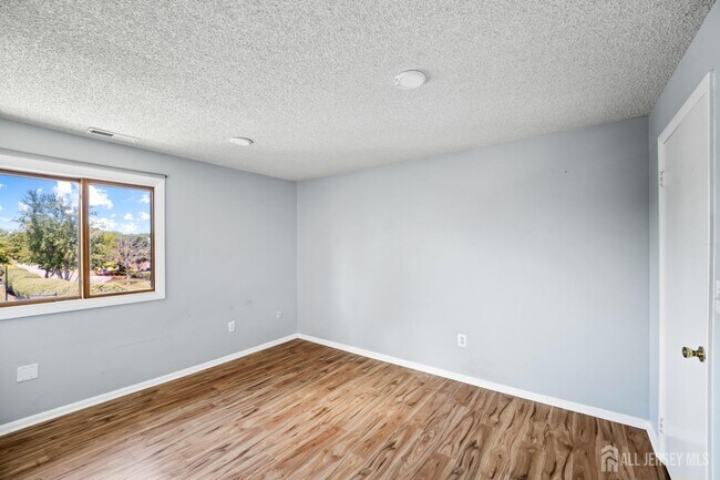 Building Photo - 307 Ravens Crest Dr