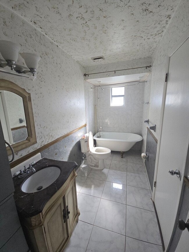 Building Photo - 3 bed 2 bath Lake House