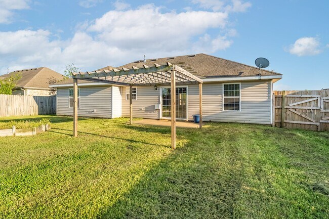 Building Photo - Centerton Sanctuary: 3-Bedroom, 2-Bathroom Rental with Expansive Backyard