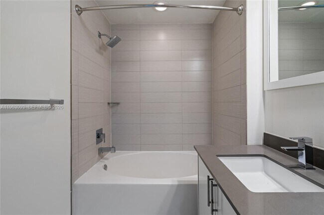 Building Photo - 999 SW 1st Ave