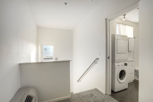 Building Photo - Little Italy Modern Townhome, 2 En Suite Bedrooms on Separate Levels, Private Roof Deck with Suns...