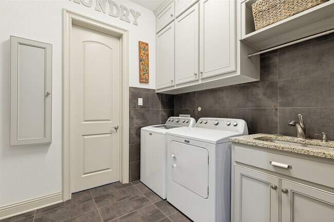 Building Photo - 2901 Merryglen Ln