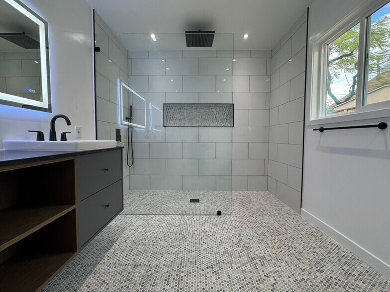 Building Photo - 2212 Linda Flora Dr