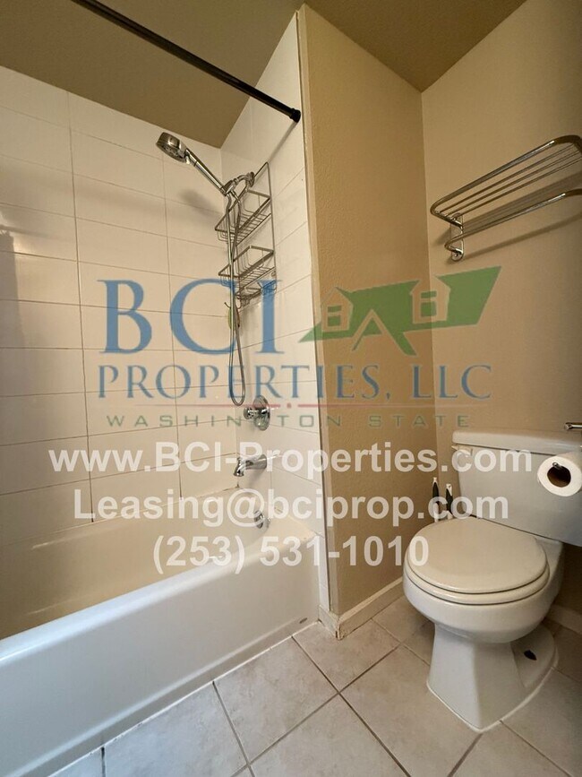 Building Photo - Beautiful 2 bedroom condo near JBLM/ Point...