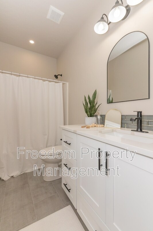 Building Photo - 2125 Oxon St