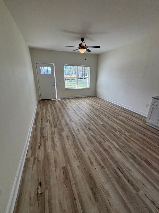Building Photo - Brand New 3 Bedroom, 2 Bathroom Duplex in ...
