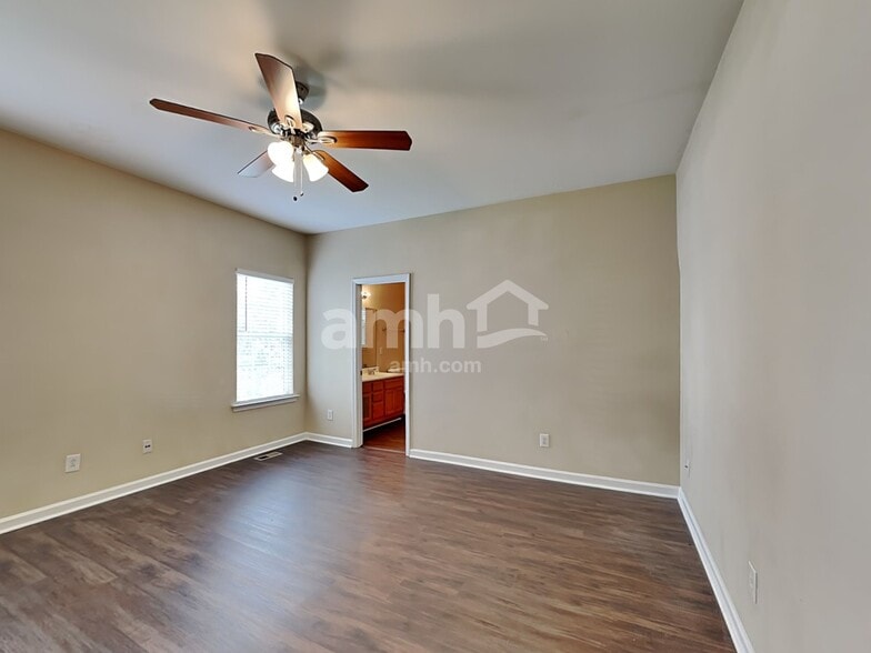 Building Photo - 616 Hanska Way