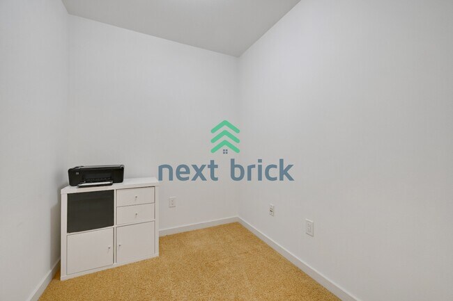 Building Photo - Beautiful 2BR + Den Condo with Garage Parking in Vibrant Downtown Kirkland