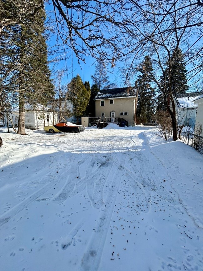 Building Photo - Available June 2025 - 5 Bed, 1 Bath home near campus!