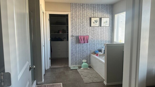 Building Photo - Spacious & Modern 4-Bed, 2.5-Bath Home in Camas