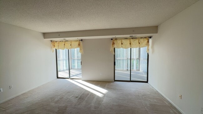 Building Photo - Sun-filled 2 Bed 2 Bath Condo With Sunroom...