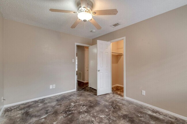 Building Photo - Cozy 2-Bedroom Duplex in Prime North Austi...