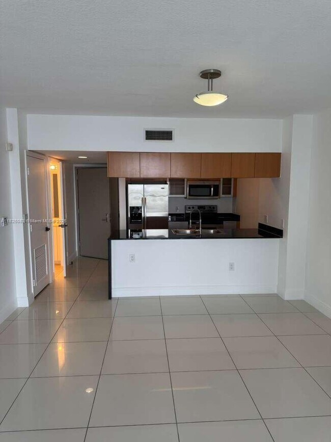 Building Photo - 1750 N Bayshore Dr