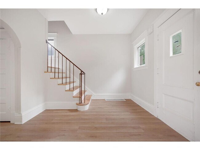 Building Photo - 804 Hawthorne Ave E