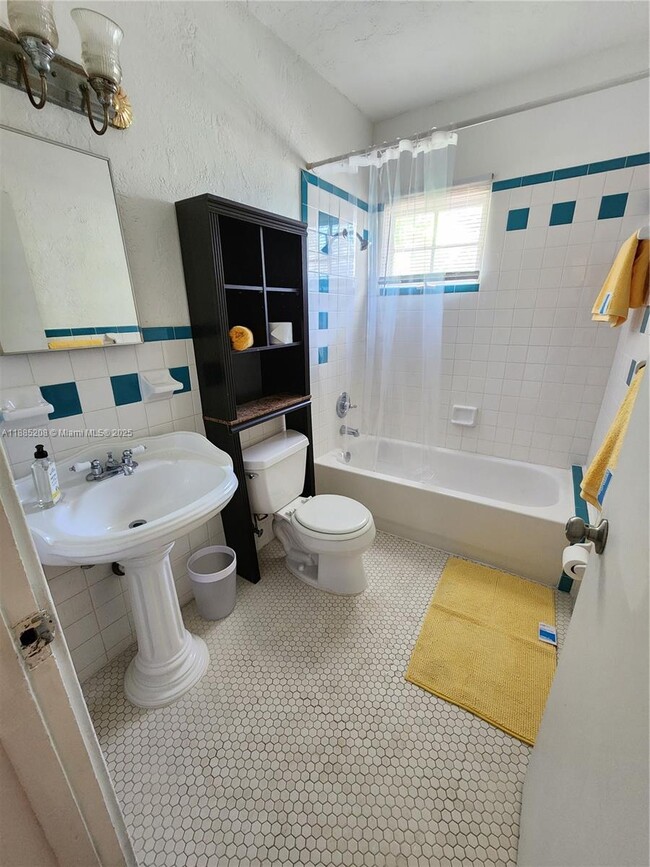 Building Photo - 315 Eucalyptus St