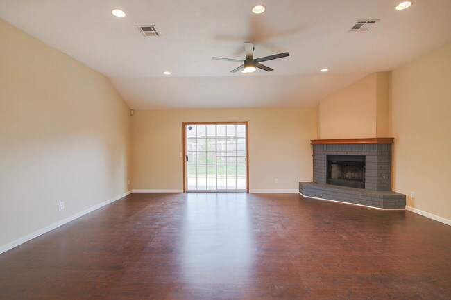 Building Photo - 6000 SE 86th St