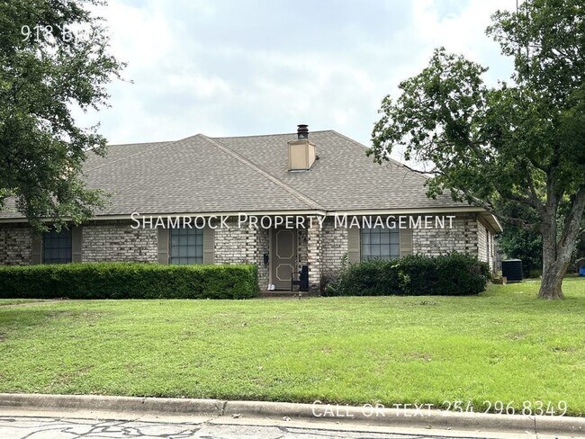 Primary Photo - Large duplex close to shopping!