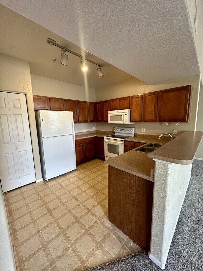 Building Photo - $500 OFF YOUR FIRST MONTHS RENT! Don't Miss This 3BR/ 2BA Condo with 1 car garage @ Creek Side In...