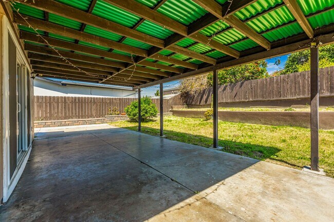 Building Photo - Beautiful Single Story In Great Location!!
