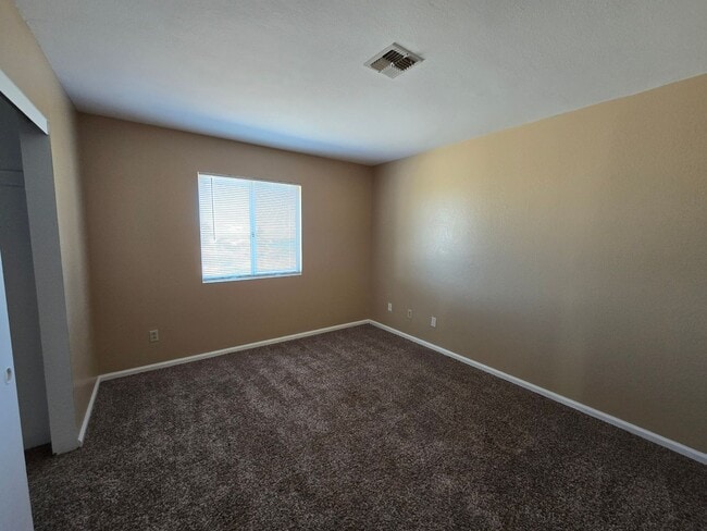 Building Photo - Private & Quiet Gem!