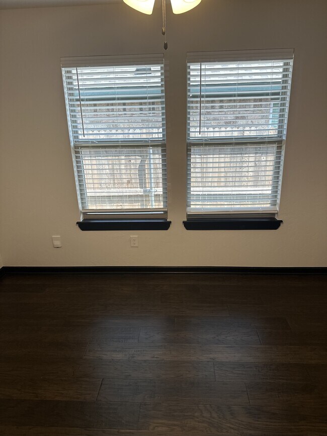 Building Photo - 2229 Roca Dr