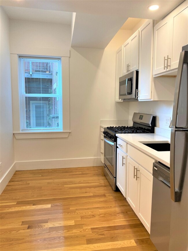 Building Photo - 32 Robinwood Ave